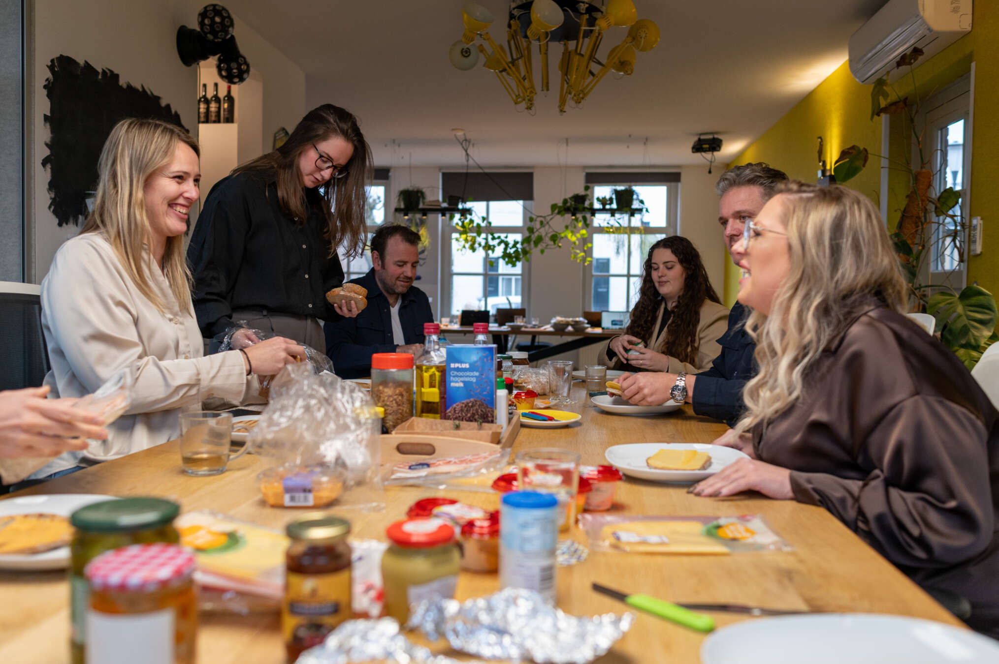 Team van Onest tijdens een gezamenlijke lunch op kantoor in Mijnsheerenland.
