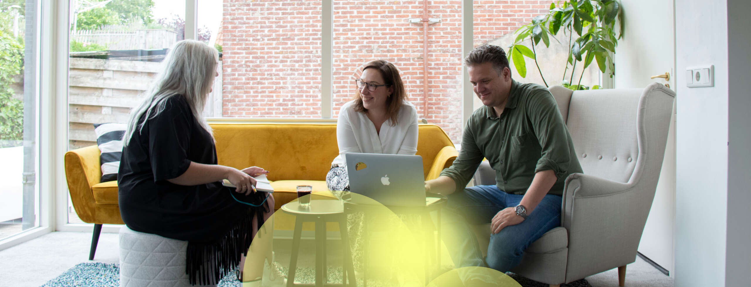 Mark, Petra en Kayleigh van Onest in gesprek tijdens een strategische sessie over digitale groei