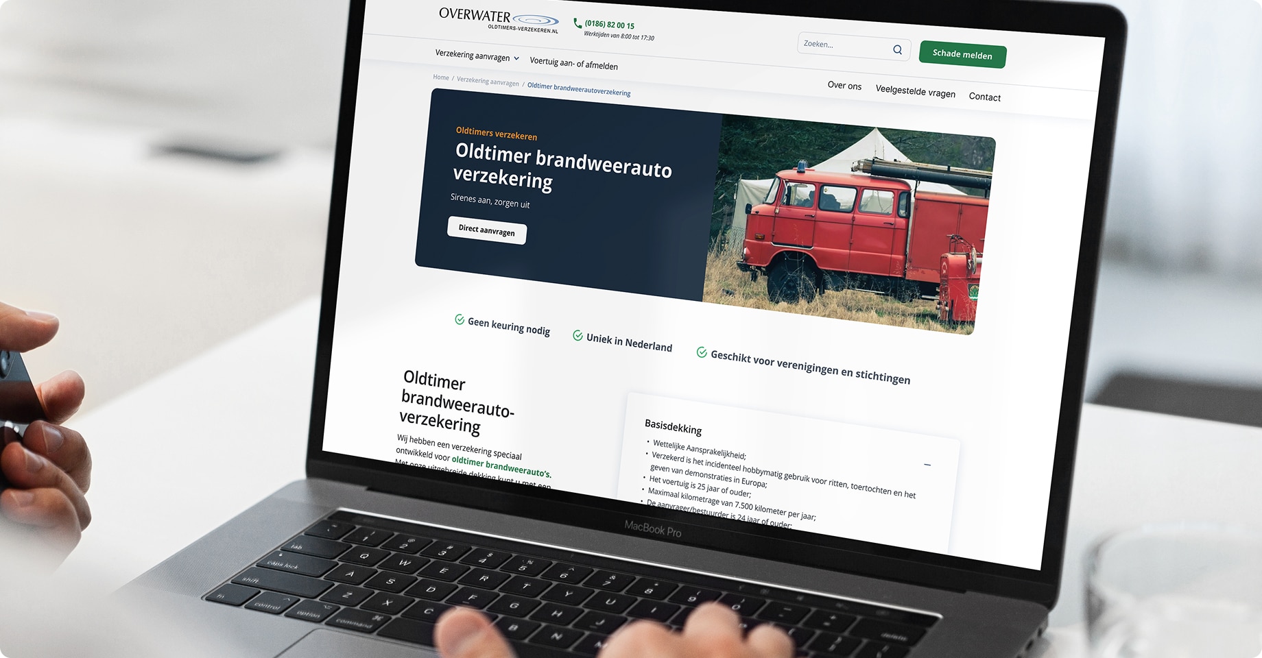 Overwater oldtimer website op laptop